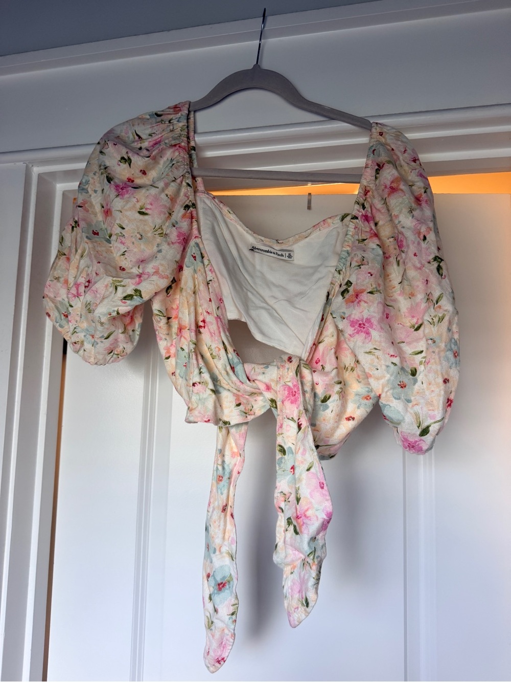 Abercrombie & Fitch Floral Tie-Front Puff Sleeve Crop Top - White & Pink